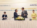Tổng Giám đốc Vietnam Airlines và Tổng Giám đốc Air France hoàn tất hợp đồng. (Ảnh: VNA)