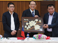 Ông Trần Duy Tùng (trái) và ông Trần Bắc Hà (phải) trong một sự kiện chung giữa AVIL và Souk Houng Heang. (Ảnh chụp lại)
