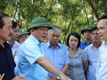Chủ tịch FLC Trịnh Văn Quyết trong một lần đi khảo sát địa điểm làm dự án cùng lãnh đạo Quảng Trị. (Ảnh: Cổng thông tin Quảng Trị)