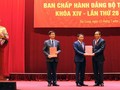 Phó Ban Thường trực Ban Tổ chức Trung ương Nguyễn Thanh Bình trao quyết định luân chuyển cho ông Nguyễn Văn Thắng (giữa) và ông Lê Quang Tùng (trái) (Ảnh: CTG)