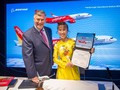 Bà Nguyễn Thị Phương Thảo, Tổng giám đốc Vietjet và ông Kevin McAllister, Chủ tịch kiêm Tổng giám đốc Tập đoàn Boeing ký kết Hợp đồng. (Ảnh: VJC)
