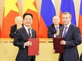 Tổng Bí thư Nguyễn Phú Trọng và Tổng thống Liên bang Nga Vladimir Putin chứng kiến lễ trao biên bản ghi nhớ hợp tác đầu tư giữa ông Đỗ Quang Hiển - Chủ tịch HĐQT SHB và ông Denis Ivanov - Chủ tịch HĐQT Ngân hàng IBEC. (Ảnh: SHB)