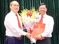 Bí thư Thành ủy TPHCM Nguyễn Thiện Nhân trao quyết định và hoa chúc mừng ông Vũ Ngọc Tuất.