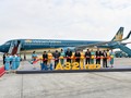 Các đại biểu thực hiện nghi lễ cắt băng chào mừng tàu bay A321neo.