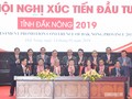 Thủ tướng chứng kiến lễ ký cam kết đầu tư của các nhà đầu tư với Đắk Nông. (Ảnh: VGP)