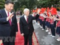 Thiếu nhi thủ đô Hà Nội vẫy chào Tổng Bí thư Nguyễn Phú Trọng và Tổng Bí thư, Chủ tịch Trung Quốc Tập Cận Bình tại lễ đón, ngày 12/11/2017. (Nguồn: TTXVN)