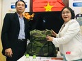 Đại diện Z117 và PGS.TS. Nguyễn Thị Hòe giới thiệu chiếc áo chống đạn sẽ được sử dụng sơn chống đạn và sơn chống cháy. (Ảnh: T.H)