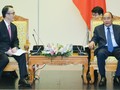 Ông Kanetsugu Mike, Tổng Giám đốc Ngân hàng MUFG thông tin với Thủ tướng Nguyễn Xuân Phúc. (Ảnh: VGP)