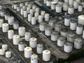 Các bể chứa dầu của Vopak tại một trung tâm ở Grays, Anh. Ảnh: Bloomberg.