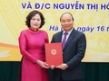 Thủ tướng Nguyễn Xuân Phúc trao Quyết định cho tân Thống đốc Ngân hàng Nhà nước Nguyễn Thị Hồng (Nguồn: VGP)