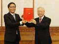 Tổng Bí thư, Chủ tịch nước Nguyễn Phú Trọng trao quyết định của Bộ Chính trị phân công đồng chí Trần Tuấn Anh giữ chức Trưởng Ban Kinh tế Trung ương (Nguồn: VGP)