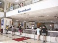 Khách hàng giao dịch tại Sacombank. Ảnh: Thành Hoa