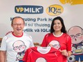 Bà Nguyễn Thị Thu Phương - Chủ tịch HĐQT VPMilk và huấn luyện viên Park Hang-seo (Nguồn: VPMilk)
