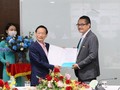 Ông Nguyễn Mạnh Quân (phải) nhận quyết định bổ nhiệm quyền Tổng giám đốc ABBank (Ảnh: ABBank)