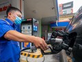 Giá xăng giảm, giá dầu tăng vọt: Điều chưa từng xảy ra