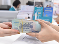 Lãi suất giảm sâu, người dân vẫn đổ tiền vào ngân hàng