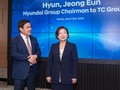 Chủ tịch TC Group Nguyễn Anh Tuấn (trái) và Chủ tịch Hyundai Group Hyun Jeong-Eun