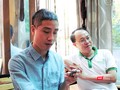Anh Tuấn (áo trắng) đã nỗ lực giúp đỡ người khiếm thị trong nhiều năm qua