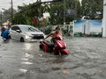 Mưa như trút nước sáng cuối tuần, nhiều người dân TP.HCM khốn khổ vì đường như biến thành sông