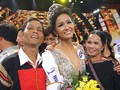 Hoa hậu H'hen Niê và cha mẹ trong niềm vui đăng quang hồi 2017. (Nguồn: FBNV)