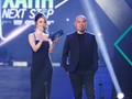 Diễm My 9X cùng nhạc sĩ Huy Tuấn trao giải ca khúc được yêu thích nhất trên radio