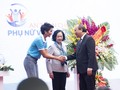 H' Hen Niê bắt tay Thủ tướng Nguyễn Xuân Phúc tại buổi lễ kêu gọi hành động vì phụ nữ và trẻ em gái