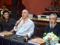 NST Trần Hậu Tuấn (giữa), bên trái là họa sĩ - nhà phê bình Nguyễn Quân, bên phải là nhà phê bình Phan Cẩm Thượng