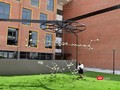 Nghệ sĩ Ly Hoàng Ly bên tác phẩm Public Art "Mật Mật Mật" được đặt trong khuôn viên trường EMASI Nam Long (TP.HCM)