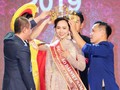 NTK Việt Hùng - Trưởng BTC chương trình trao vương miện cho Trương An Xinh, quán quân Đại sứ Áo dài 2019 bảng Quý bà 