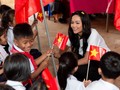 Các em học sinh vui mừng đón người chị đã mang vinh quang về cho vùng đất Tây Nguyên nắng gió