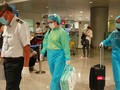 Hành khách về từ Hàn Quốc được kiểm tra y tế kỹ càng và đưa về các khu cách ly (Ảnh: Trung tâm Kiểm dịch Y tế Quốc tế TP.HCM) 