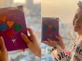 Hoa hậu Khánh Vân tự tay làm thiệp tặng mẹ (Ảnh: NVCC - Hòa Bình ghép)