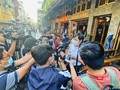 Tuyên truyền tới người dân về chủ trương đóng cửa quán bar, karraoke, rạp chiếu phim... tại quận 1, TP.HCM (Ảnh: HA)