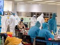 Trong lúc cơ quan chức năng tích cực lấy mẫu xét nghiệm hành khách châu Âu về sân bay Nội Bài, nhóm khách về từ vùng dịch Qatar gây náo loạn (Ảnh: Nam Khánh - Văn Trọng)