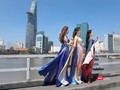 Nhóm Phù sa đẹp dịu dàng, lộng lẫy trong áo dài của NTK Việt Hùng (Ảnh: Hứa Quý Long) 