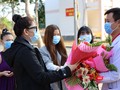 Bệnh nhân được ra viện ở BV Dã chiến Củ Chi tặng hoa cảm ơn bác sĩ (Ảnh: Đình Nguyên)