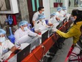 Lấy mẫu xét nghiệm hành khách tại ga Sài Gòn sáng 11/4 (Ảnh: Chí Bình)