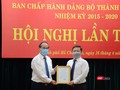 Ủy viên Bộ Chính trị, Bí thư Thành ủy TP.HCM Nguyễn Thiện Nhân trao Quyết định cho Phó Chủ tịch UBND TP.HCM Dương Anh Đức (Ảnh: TTBC) 