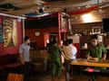Đoàn kiểm tra giám sát việc khắc phục sai phạm của quán bar Buddha sau khi thông báo quyết định giải tỏa cách ly (Ảnh: Đình Nguyên)