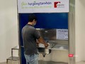 Kỹ sư cơ khí Nguyễn Vũ Minh (người bên phải ảnh) đã thiết kế ra “ATM gạo” Hạt giống tâm hồn (Ảnh: FNS)