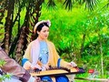 Cảnh Nhã Phương cầm đàn ngược trong phim Trạng Quỳnh (Ảnh: ĐPCC)