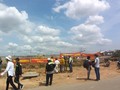 Công nhân nhà thầu phụ kéo ra công trường khiếu nại ngày 9/5 (Ảnh: T.P)