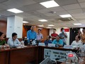 Thầy Nguyễn Văn Phúc - Hiệu trưởng trường THCS Bạch Đằng trả lời về vụ việc cây phượng đổ khiến 1 học sinh tử vong (Ảnh: Hòa Bình)