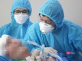 BS Trần Thanh Linh đang khám cho bệnh nhân 91 tại Khoa HSCC - BV Chợ Rẫy