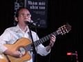 Nhạc sĩ Hà Chương hát trong buổi ra mắt cuốn sách "Nhắm mắt nhìn sao" tối 12/7 (Ảnh: Hòa Bình)