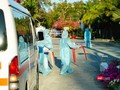 Đón người nhập cảnh đưa tới khu cách ly 5 sao trên địa bàn TP.HCM (Ảnh: Phạm Nguyễn)