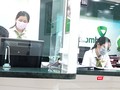 Quầy giao dịch Ngân hàng Vietcombank, nhân viên đeo khẩu trang thực hiện phòng, chống COVID-19 (Ảnh: Hòa Bình)