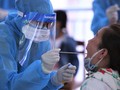 Lấy mẫu xét nghiệm cho các du khách bị mắc kẹt lại TP Đà Nẵng trong giãn cách xã hội trước khi đưa họ trở về TP HCM (Ảnh: BV)