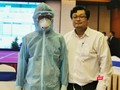BS.TS Huỳnh Minh Tuấn (bên phải) hướng dẫn nhân viên y tế mặc các loại phương tiện phòng hộ cá nhân (Ảnh: TB)