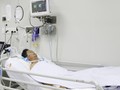 BS Lê Quốc Hùng, Trưởng khoa Bệnh nhiệt đới, BV Chợ Rẫy cho biết, nam bệnh nhân đến từ Vũng Tàu vẫn đang thở máy, sinh hiệu ổn, sức cơ vẫn còn yếu, sụp mi mắt hoàn toàn (Ảnh: BVCR)